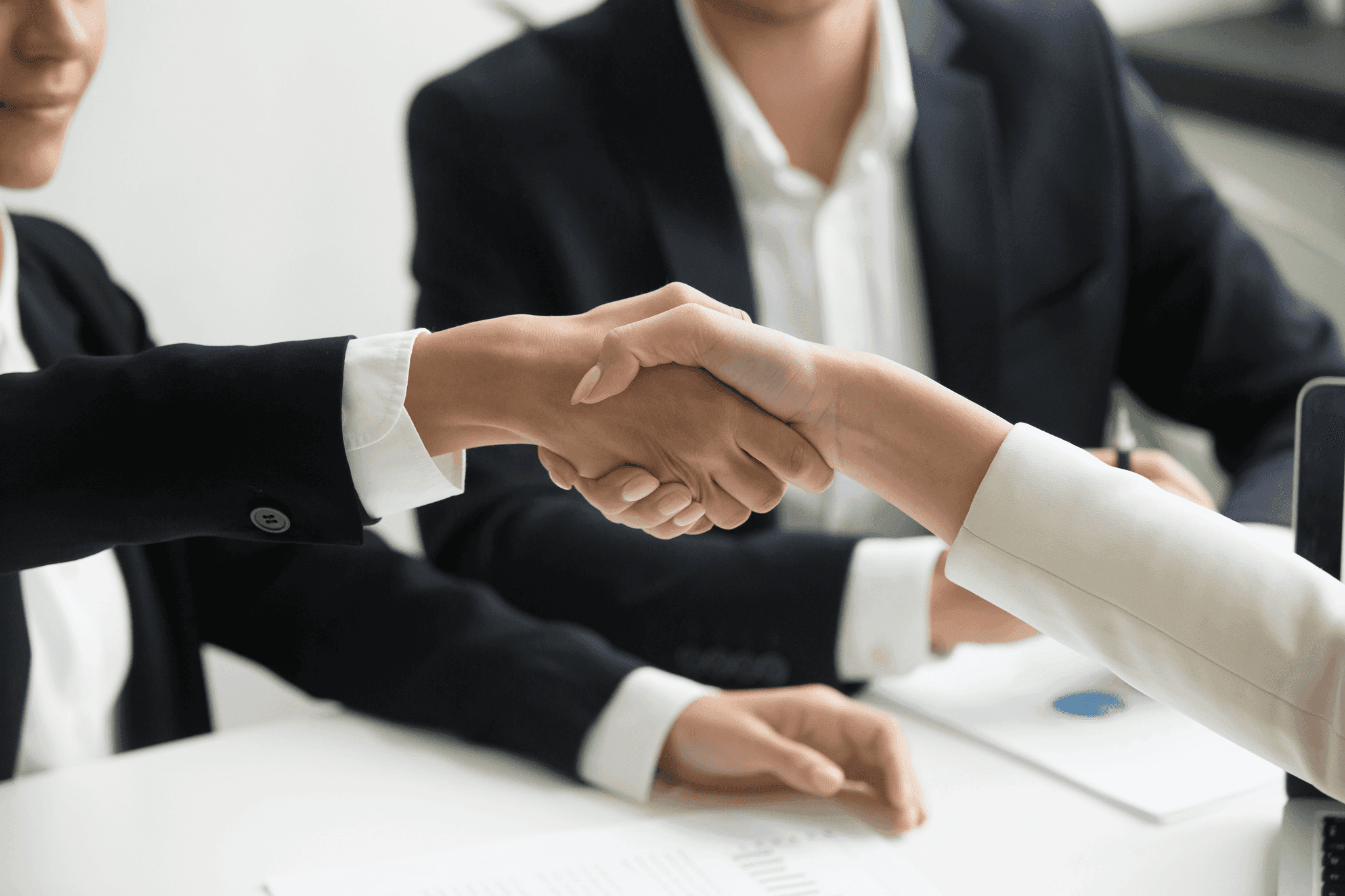 Geschäftspartner bei Vertragsabschluss in München
